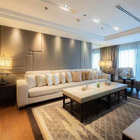 Summit Windmill Golf Suite Hotel At Suvarnabhumi Bangkok Eksteriør billede A living room in a suite at the Shangri-La Kuala Lumpur