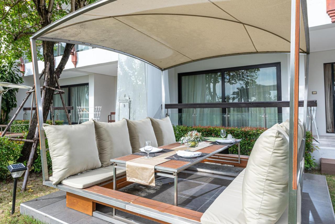 Summit Windmill Golf Suite Hotel At Suvarnabhumi Bangkok Eksteriør billede A patio set