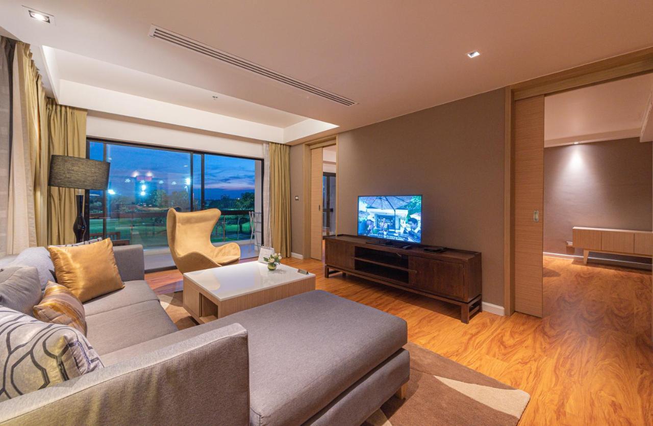 Summit Windmill Golf Suite Hotel At Suvarnabhumi Bangkok Eksteriør billede A living room in a suite at the hotel