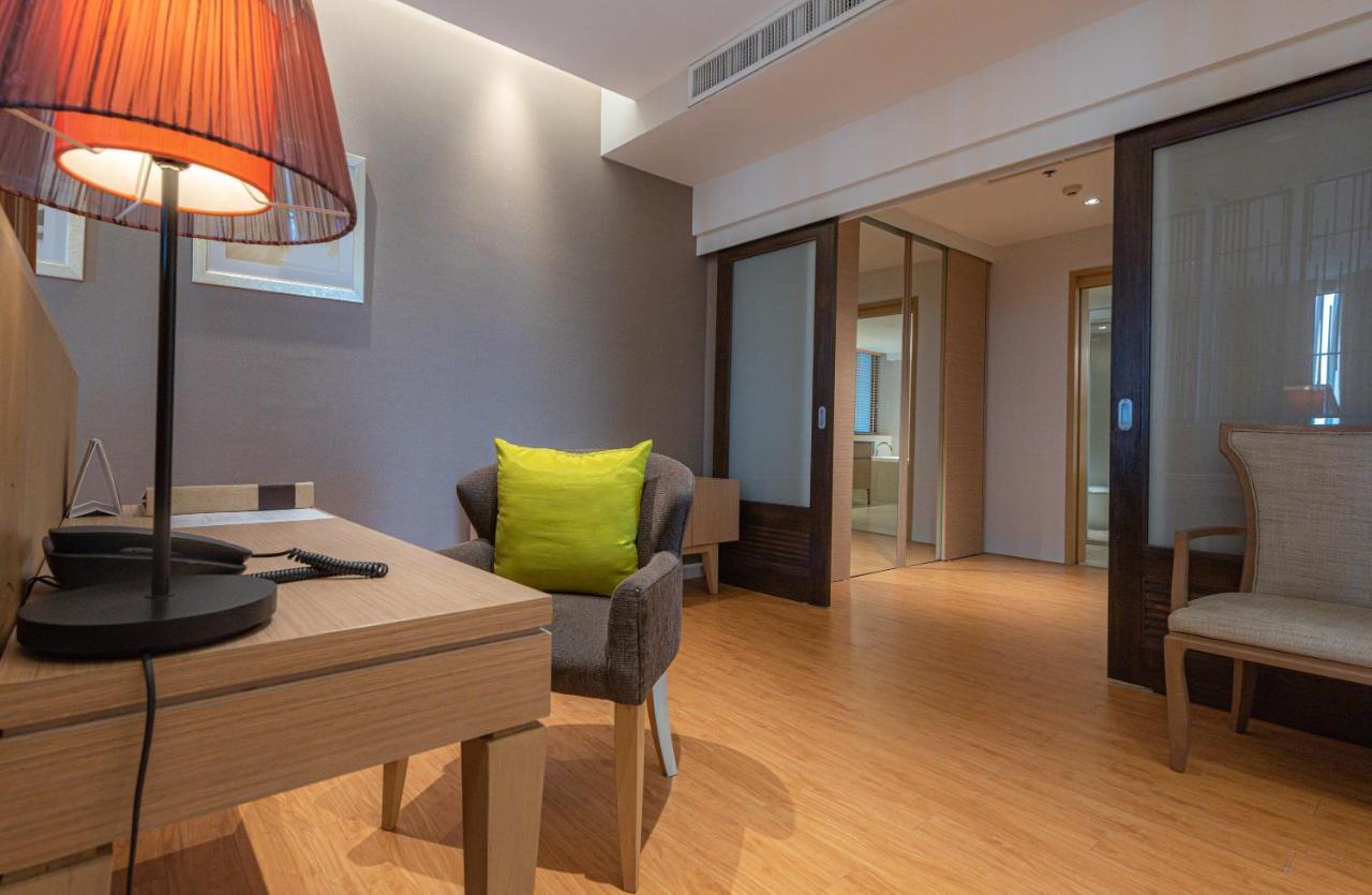 Summit Windmill Golf Suite Hotel At Suvarnabhumi Bangkok Eksteriør billede A room at the hotel