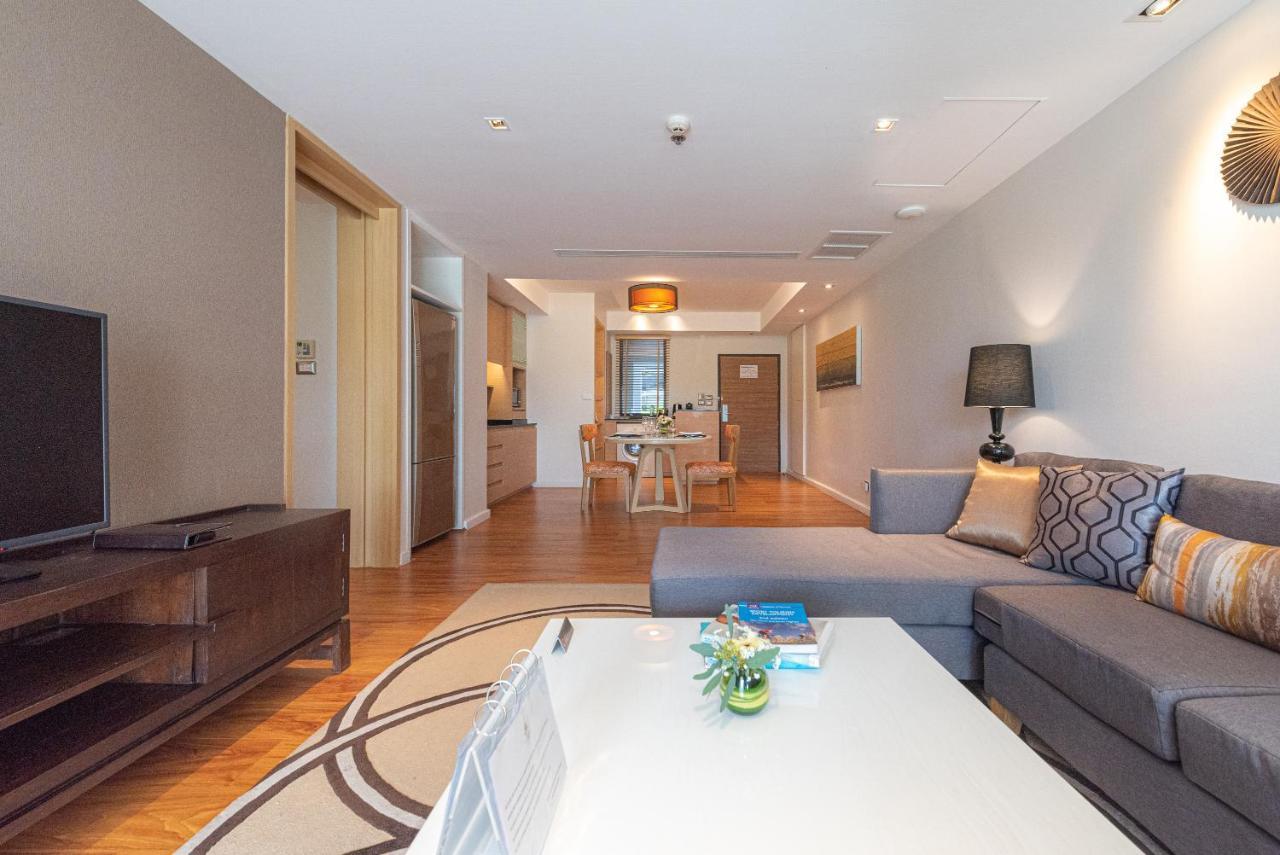 Summit Windmill Golf Suite Hotel At Suvarnabhumi Bangkok Eksteriør billede A living room in a suite at the hotel