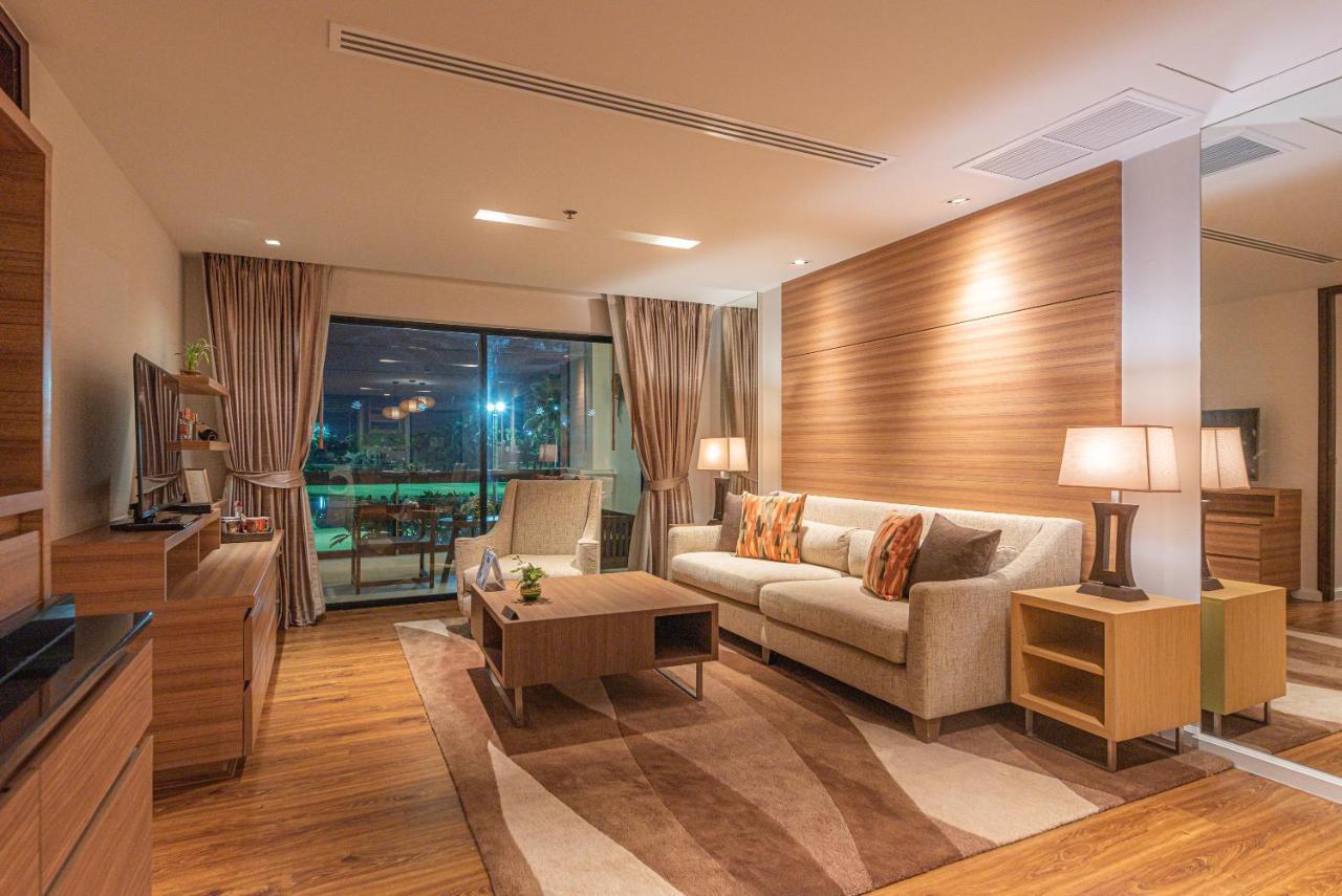 Summit Windmill Golf Suite Hotel At Suvarnabhumi Bangkok Eksteriør billede A living room in a condominium
