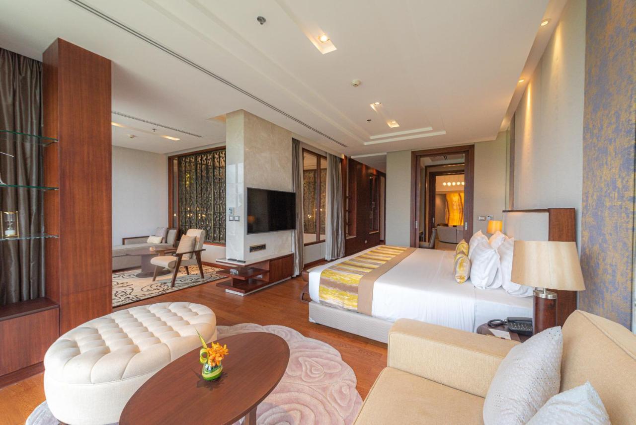 Summit Windmill Golf Suite Hotel At Suvarnabhumi Bangkok Eksteriør billede Suite at the Taj Bengal