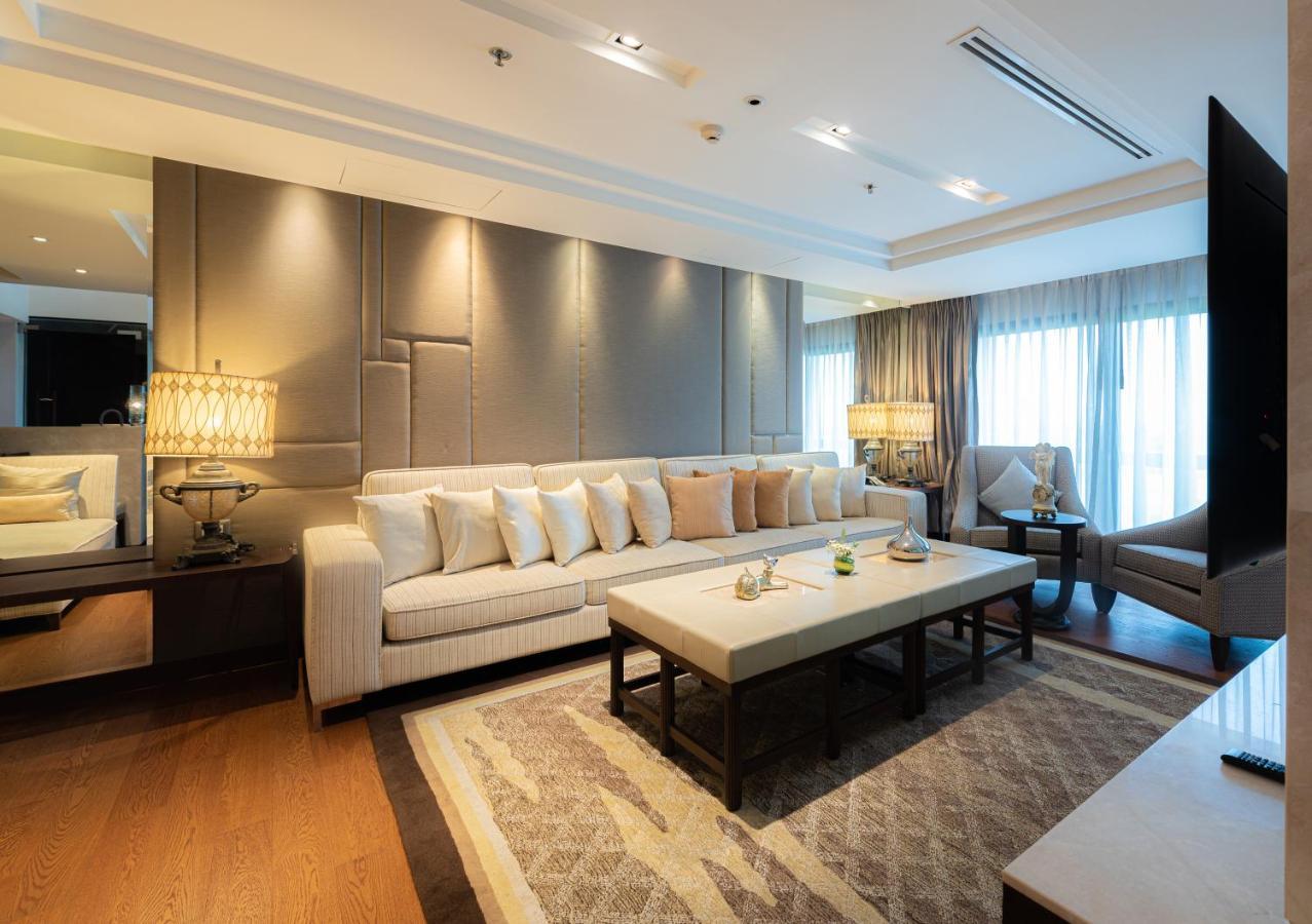 Summit Windmill Golf Suite Hotel At Suvarnabhumi Bangkok Eksteriør billede A living room in a suite at the Shangri-La Kuala Lumpur