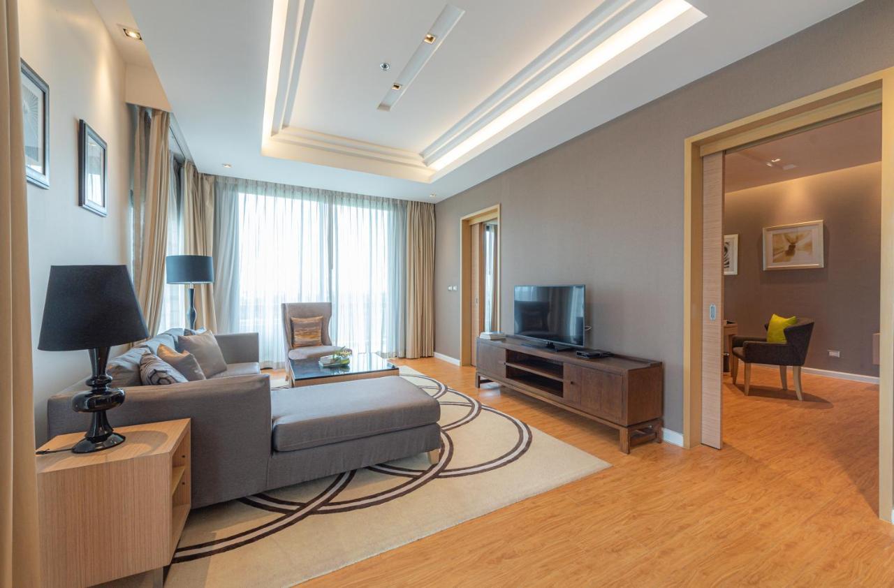 Summit Windmill Golf Suite Hotel At Suvarnabhumi Bangkok Eksteriør billede A living room in a suite at the hotel