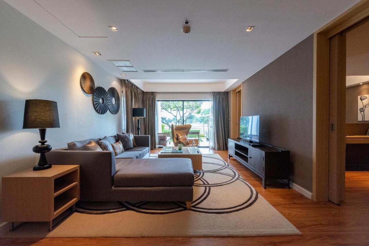 Summit Windmill Golf Suite Hotel At Suvarnabhumi Bangkok Eksteriør billede A living room in a condominium