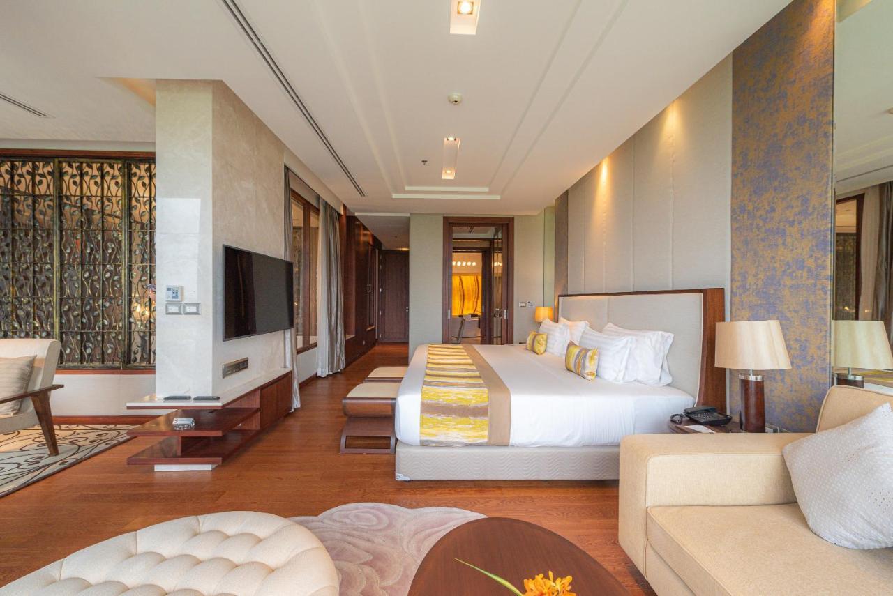 Summit Windmill Golf Suite Hotel At Suvarnabhumi Bangkok Eksteriør billede A bedroom at the hotel
