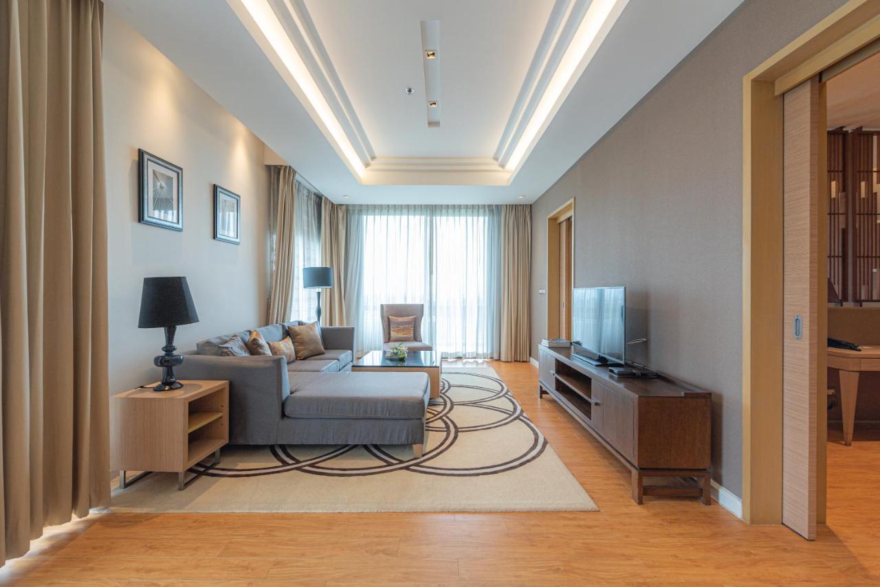 Summit Windmill Golf Suite Hotel At Suvarnabhumi Bangkok Eksteriør billede A living room in a suite at the hotel