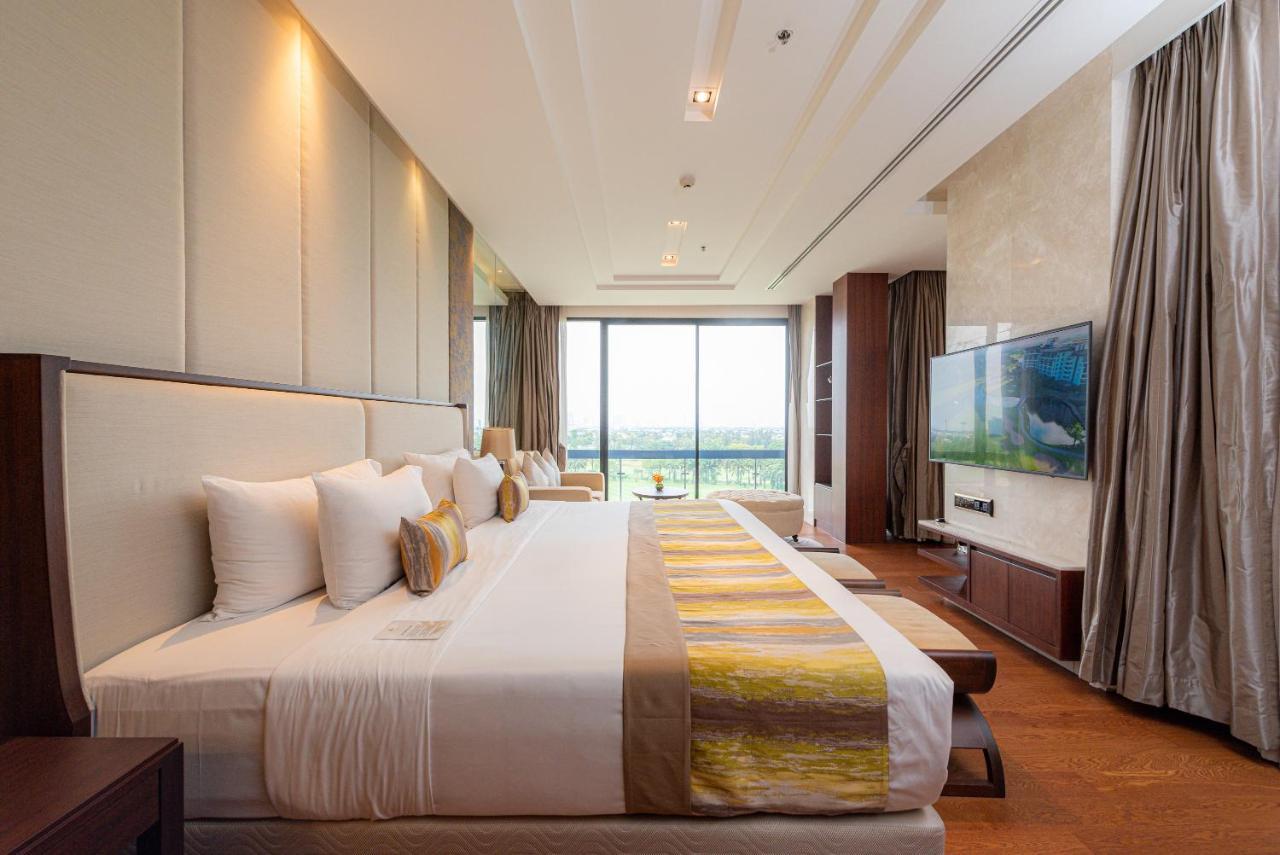 Summit Windmill Golf Suite Hotel At Suvarnabhumi Bangkok Eksteriør billede A bedroom at the hotel