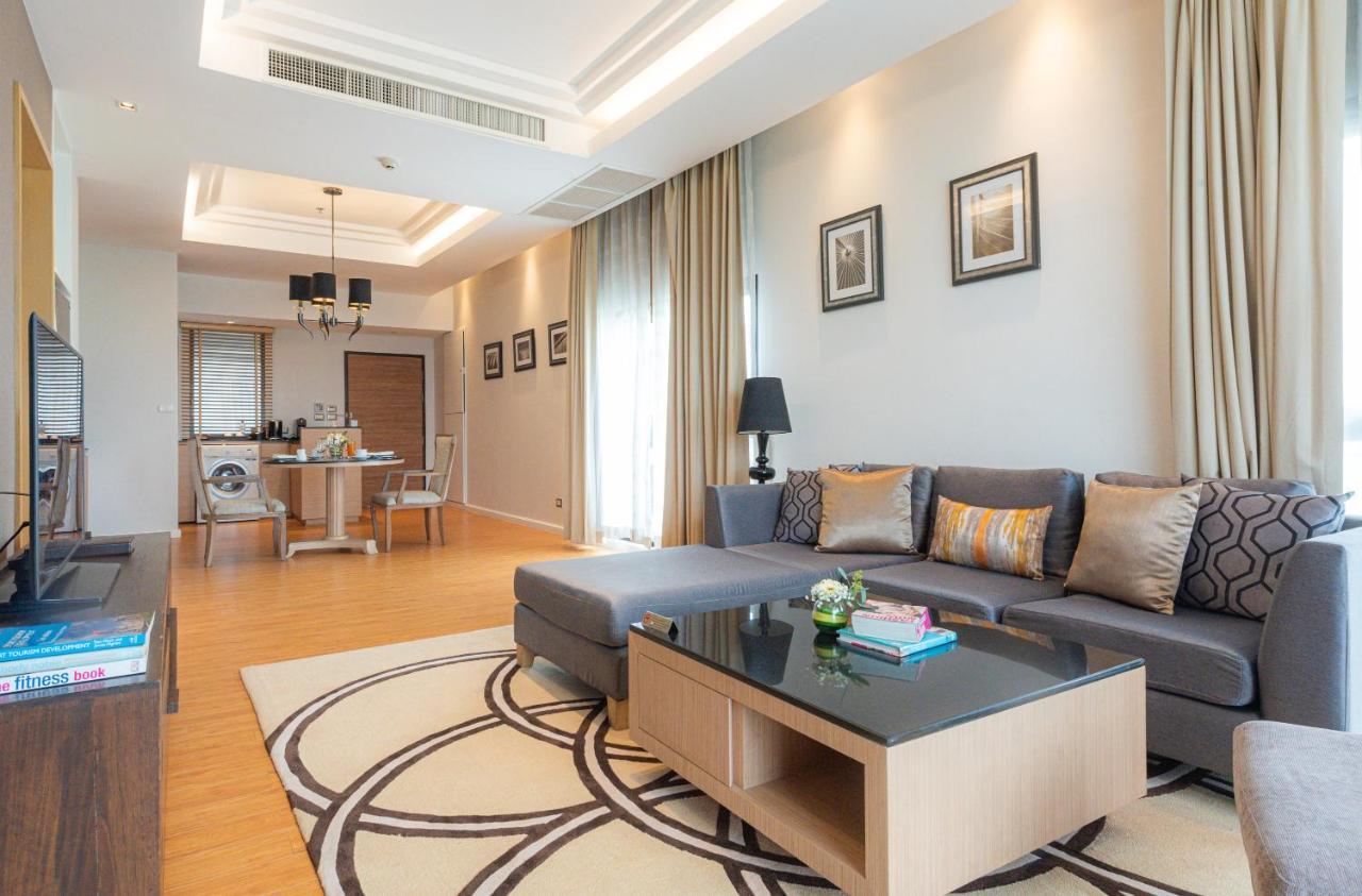 Summit Windmill Golf Suite Hotel At Suvarnabhumi Bangkok Eksteriør billede A living room in a suite at the hotel