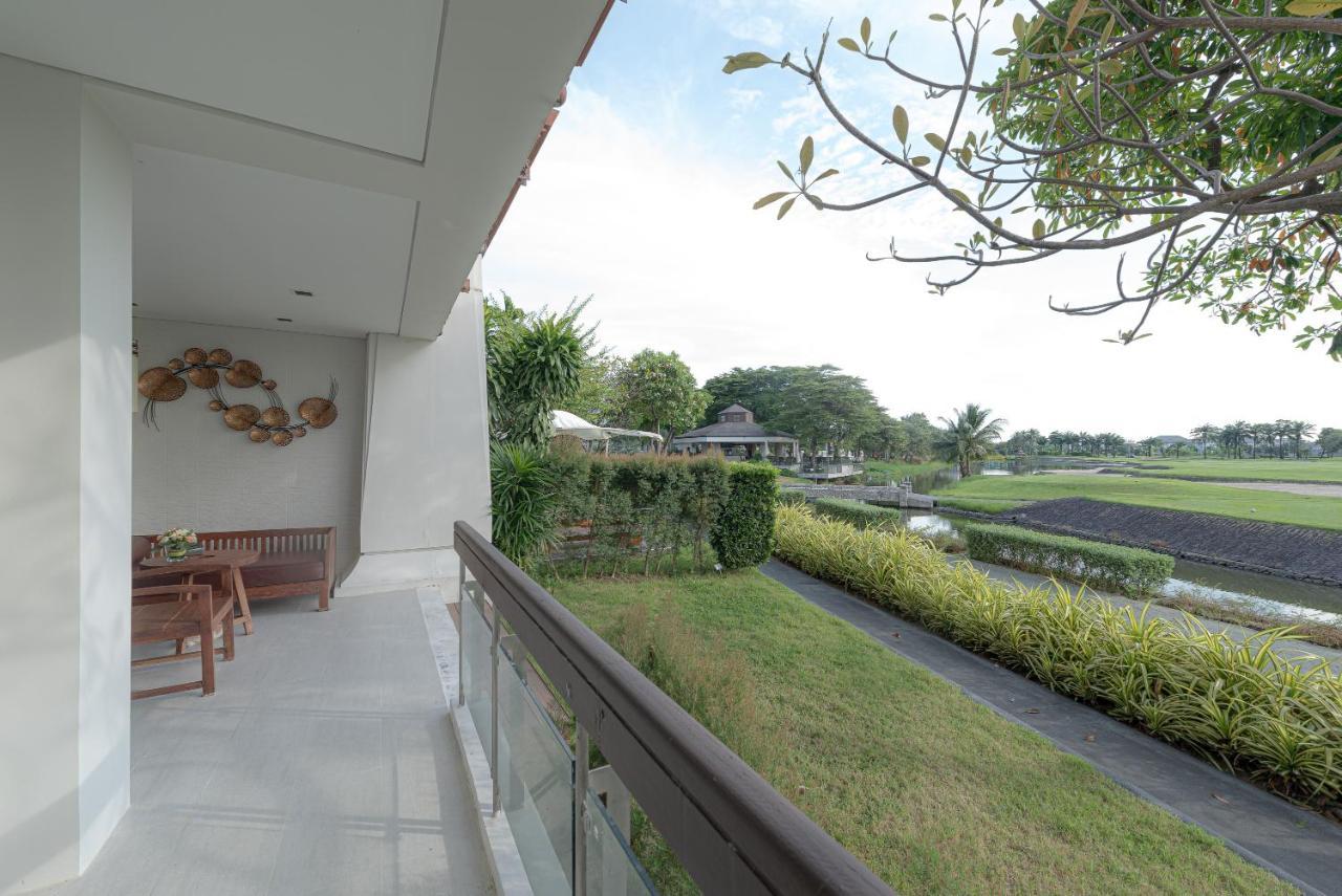 Summit Windmill Golf Suite Hotel At Suvarnabhumi Bangkok Eksteriør billede View of the golf course from the clubhouse