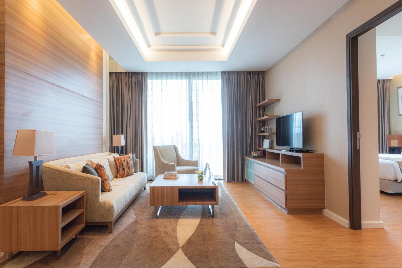 Summit Windmill Golf Suite Hotel At Suvarnabhumi Bangkok Eksteriør billede A living room in a condominium