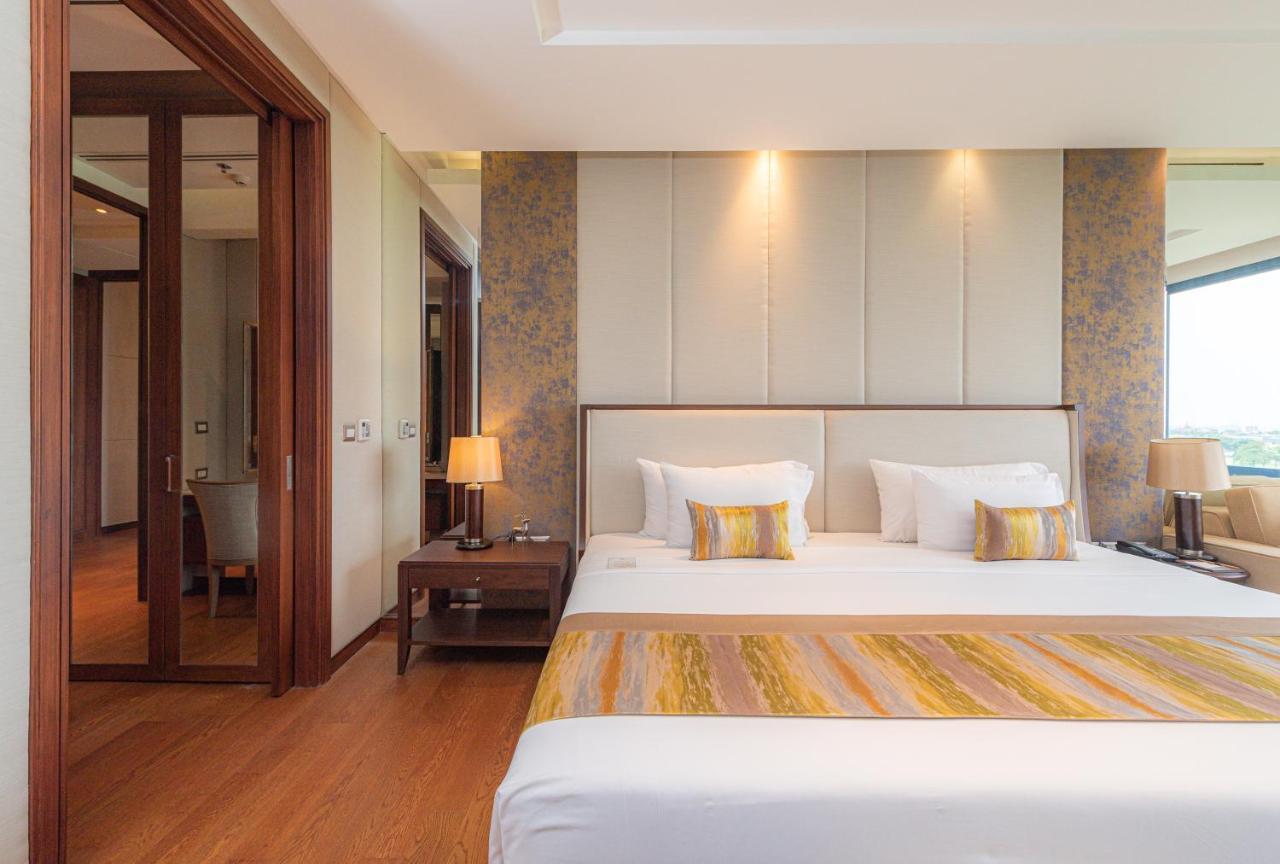 Summit Windmill Golf Suite Hotel At Suvarnabhumi Bangkok Eksteriør billede A bedroom at the hotel