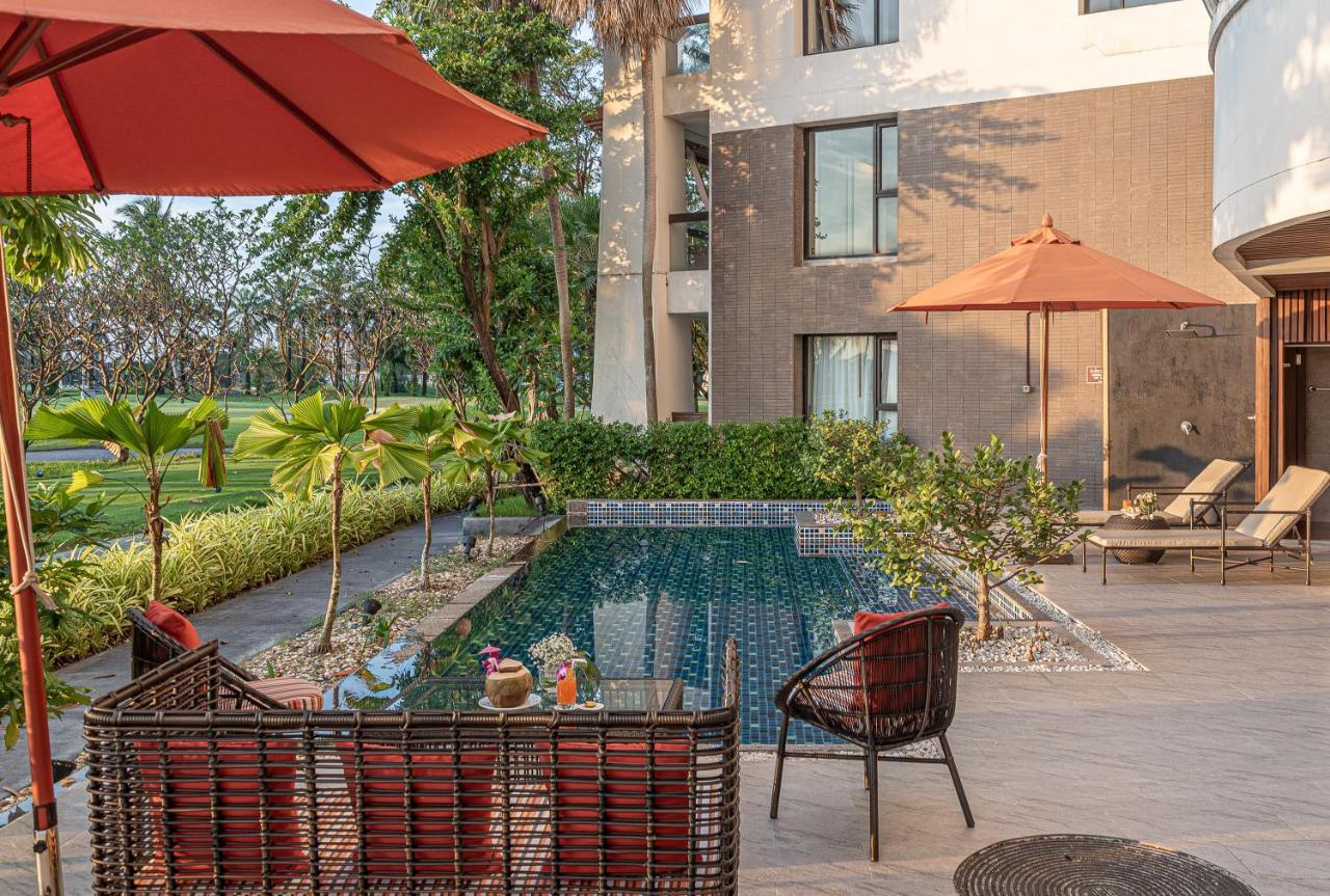 Summit Windmill Golf Suite Hotel At Suvarnabhumi Bangkok Eksteriør billede The pool at the hotel