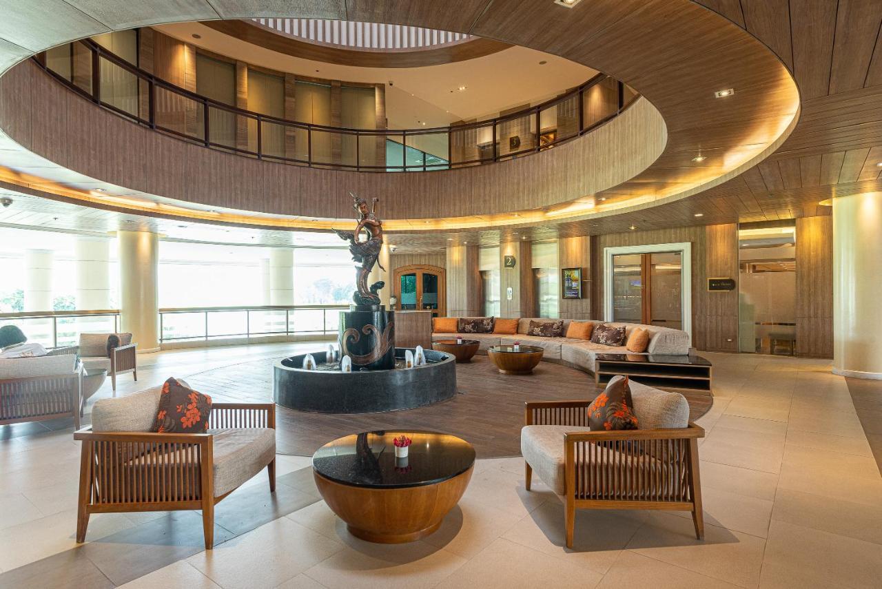 Summit Windmill Golf Suite Hotel At Suvarnabhumi Bangkok Eksteriør billede The lobby of the hotel