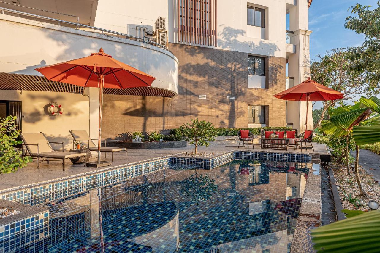 Summit Windmill Golf Suite Hotel At Suvarnabhumi Bangkok Eksteriør billede The swimming pool at the hotel