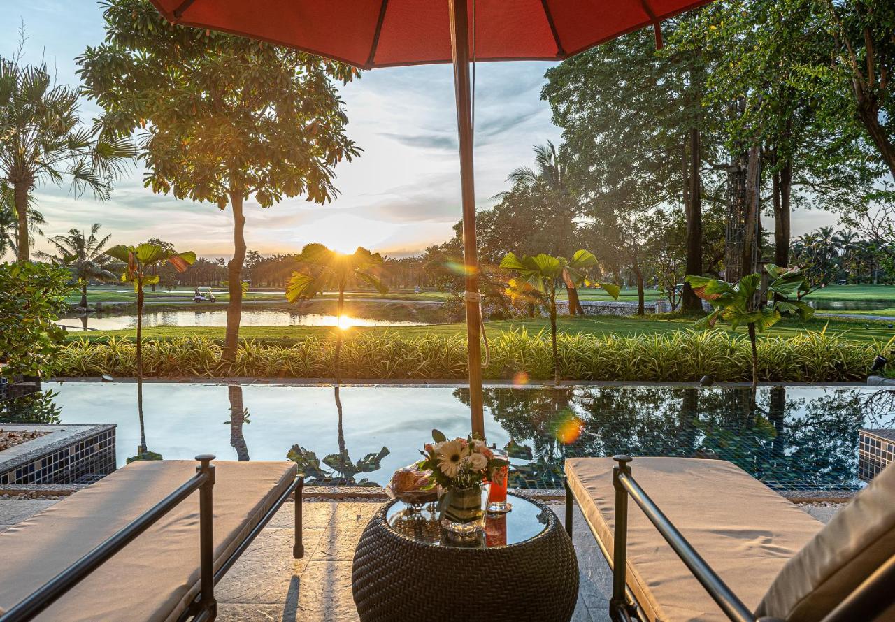 Summit Windmill Golf Suite Hotel At Suvarnabhumi Bangkok Eksteriør billede View of the golf course from the clubhouse
